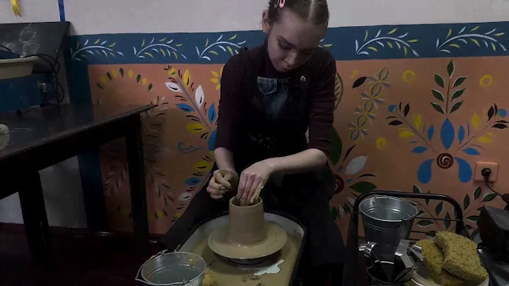 Кувшин за гончарным кругом